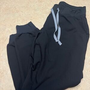 Figs. Black medium petite joggers